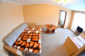 ケメロヴォにあるApartment on Krasnoarmeyskaya 95Aのベッドルーム(大型ベッド1台、テーブル付)