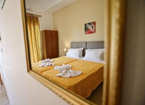 A bed or beds in a room at To Gefyraki Rooms