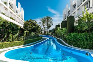 Bazén v ubytovaní Marbella Center Beachfront with Private Patio alebo v jeho blízkosti