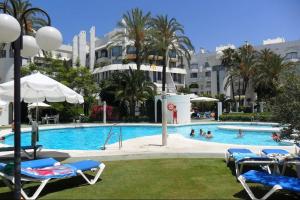 Bazén v ubytování Marbella Center Beachfront with Private Patio nebo v jeho okolí