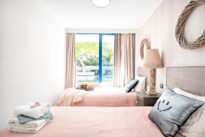 Posteľ alebo postele v izbe v ubytovaní Marbella Center Beachfront with Private Patio + 22 fotografií