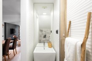 Koupelna v ubytování Marbella Center Beachfront with Private Patio