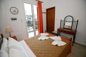 A bed or beds in a room at To Gefyraki Rooms
