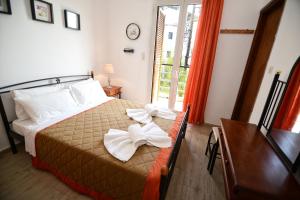 A bed or beds in a room at To Gefyraki Rooms