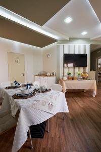 un soggiorno con 2 tavoli e una tovaglia bianca di 360 Hospitality a Salerno