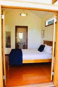 1 dormitorio con 1 cama en una habitación en Nagoondie Studio, en Healesville