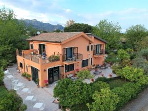 uma vista aérea de uma casa com um pátio em B&B Villa Maria Giovanna em Giardini Naxos