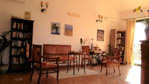 sala de estar con mesa y sillas en B&B Villa Maria Giovanna, en Giardini Naxos