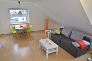 sala de estar con sofá y mesa en flat2let Apartment 2, en Frankfurt