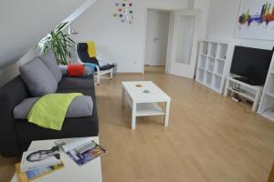 un soggiorno con divano e tavolo di flat2let Apartment 2 a Francoforte sul Meno