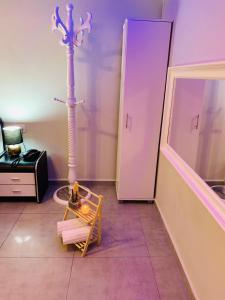 a room with a table and a pole in a room at Spat Rooms VIP in Petaẖ Tiqwa