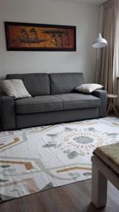 uma sala de estar com um sofá e um tapete em Feels Like Home em Haarlem