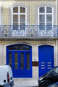 dos puertas azules en el lateral de un edificio en Mayor's Apartments en Oporto