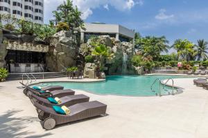 Bazén v ubytování Diamond Hotel Philippines nebo v jeho okolí