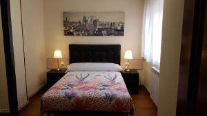 ein Schlafzimmer mit einem Bett und zwei Lampen an Tischen in der Unterkunft La Casa de Elena in Gijón