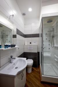 Ein Badezimmer in der Unterkunft 360 Hospitality