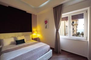 una camera con letto e finestra di 360 Hospitality a Salerno