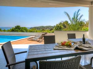 Una mesa con un bol de fruta encima de una casa. en Villa Sunrise Premantura Sea View, en Premantura