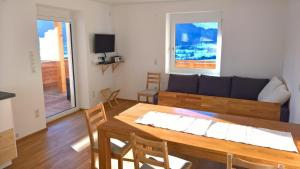 Televízia a/alebo spoločenská miestnosť v ubytovaní Holiday Home Zillertal - Haus Gigl