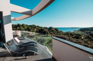 un edificio con vista al mar en Villa Sunrise Premantura Sea View, en Premantura