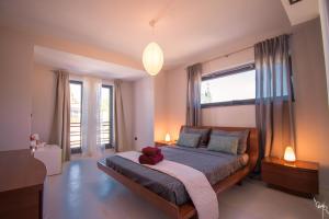 Un dormitorio con una cama con un osito de peluche encima. en Villa Sunrise Premantura Sea View, en Premantura 78 fotos más