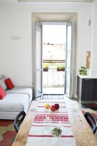 een woonkamer met een tafel met fruit erop bij Italian Fairytale Apartment by Rent All Como in Como