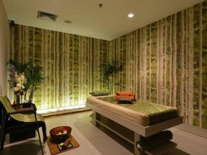 a bedroom with a large bed and a large window at HARRIS Hotel & Conventions Ciumbuleuit - Bandung in Bandung