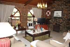 O zonă de relaxare la The Sabie Town House Guest Lodge