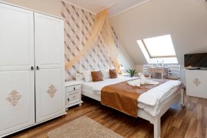 Posteľ alebo postele v izbe v ubytovaní Almafa Apartmanház