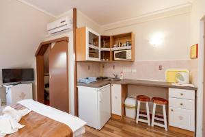 Kuchyňa alebo kuchynka v ubytovaní Almafa Apartmanház
