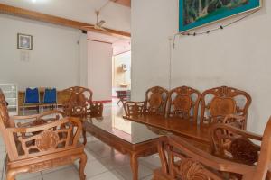 een vergaderzaal met houten stoelen en een tafel bij KoolKost Syariah near Ayani Mega Mall Pontianak in Pontianak