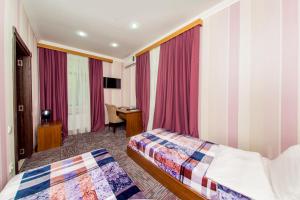 
Кровать или кровати в номере AZPETROL HOTEL SHEKI

