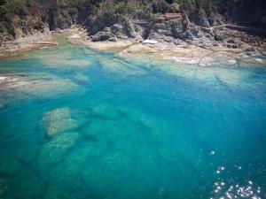 una vista aérea de un cuerpo de agua en Villa Parisi Grand Hotel, en Castiglioncello