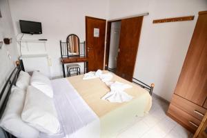 A bed or beds in a room at To Gefyraki Rooms