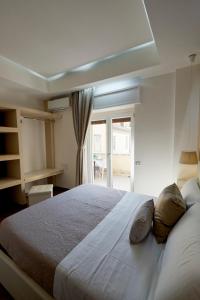 una camera da letto con un grande letto con due cuscini sopra di 360 Hospitality a Salerno