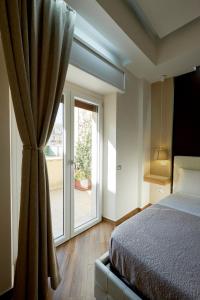 una camera con letto e porta scorrevole in vetro di 360 Hospitality a Salerno