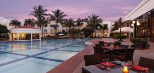 a resort with a swimming pool and a restaurant at Lemon Tree Hotel, Aurangabad in Aurangabad