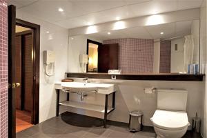 Koupelna v ubytování Hotel Bernat II 4*Sup