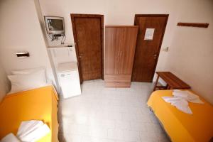 A bed or beds in a room at To Gefyraki Rooms