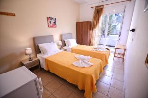 A bed or beds in a room at To Gefyraki Rooms
