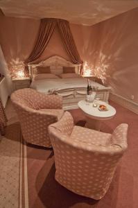 ピーセクにあるHotel Bila Ruzeのベッドルーム1室(ベッド1台、テーブル、椅子付)