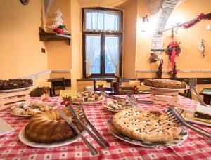 una mesa con diferentes tipos de pizzas. en Agriturismo Il Giardino Dei Ciliegi en Passaggio Di Assisi