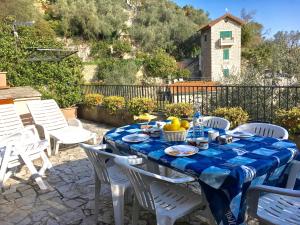 una mesa con un mantel azul en el patio en Portovenere Apartment G.H., en Portovenere