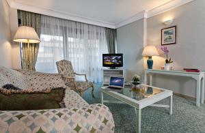 TV a/nebo společenská místnost v ubytování Apart Hotel Best