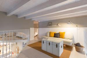- un salon avec un canapé blanc et des oreillers jaunes dans l'établissement Campofiore 28, à Vérone