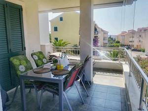 una mesa y sillas en un balcón con vistas en Apartment Zana, en Novalja