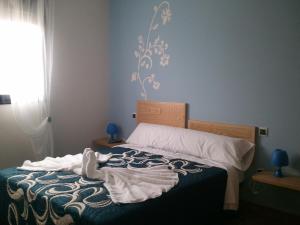 En eller flere senge i et værelse på Casa El lince de Granadilla, Norte provincia Cáceres, WIFI, Parque infantil, HIDROMASAJE, garaje, LAVAVAJILLAS