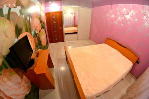 ケメロヴォにあるVip Hotel - Kemerovo Sportivnaya 38の小さなベッドルーム(ベッド1台、テレビ付)