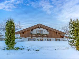 una casa con nieve en el suelo en Beautiful Apartment near Ski Area in Kirchberg, en Kirchberg in Tirol