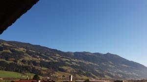 Vista generica sulle montagne o vista sulle montagne dall'interno dell'appartamento